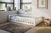 Weißes Montessori Bodenbett im hellen Kinderzimmer mit Dekoration.