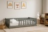Modernes Kinderzimmer mit grauem Holzbett, flauschigem Teppich und kinderfreundlicher Wanddeko