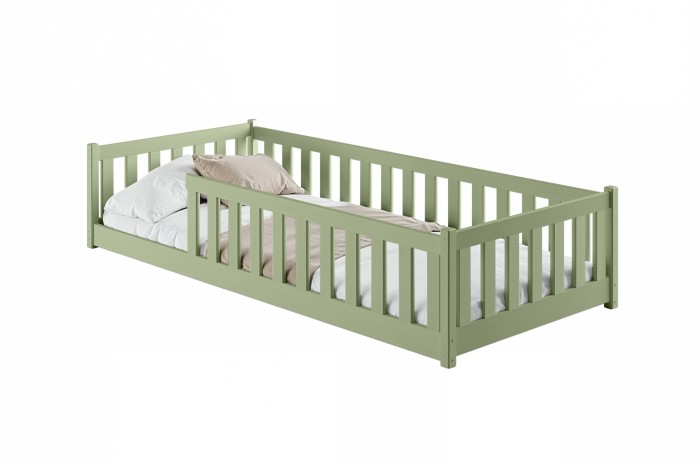 Salbeigrünes Kinderbett aus Holz mit Rausfallschutz, minimalistisches Design für Jungen und Mädchen.