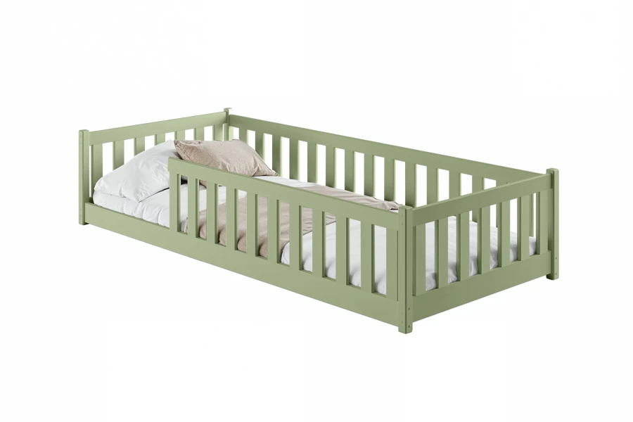 Salbeigrünes Kinderbett aus Holz mit integriertem Rausfallschutz und Bettwäsche-Set.