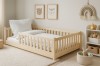 Gemütliches Kinderzimmer mit Massivholz-Kinderbett, hellem Teppich und dekorativer Wandgestaltung.