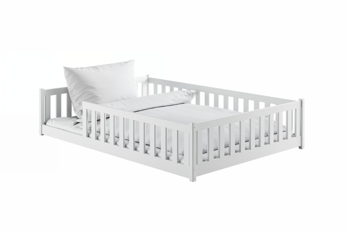 Weißes Kinder-Bodenbett aus Massivholz mit Rausfallschutz und weißer Bettwäsche auf weißem Grund.