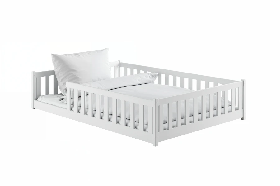 Weißes Kinder-Bodenbett aus Massivholz mit Rausfallschutz und weißer Bettwäsche auf weißem Grund.