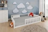 Weißes Kinderbett bodentief im Wolken-Themenzimmer mit blauem Wanddekor und bunten Kuscheltieren.