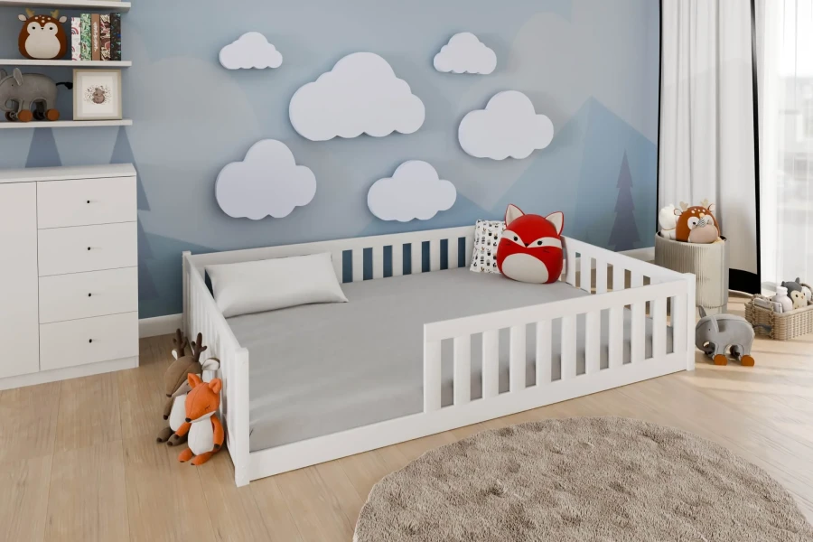 Weißes Kinderbett bodentief im Wolken-Themenzimmer mit blauem Wanddekor und bunten Kuscheltieren.