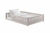 Modernes Kinderbodenbett in Beige mit hohem Rausfallschutz aus massivem Kiefernholz.