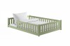 Salbeigrünes Kinder-Bodenbett im Montessori-Stil mit Rausfallschutz.
