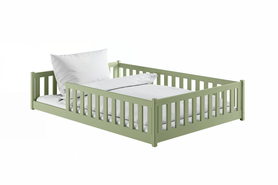 Salbeigrünes Kinder-Bodenbett im Montessori-Stil mit Rausfallschutz.
