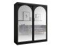 Schwarzer Kleiderschrank mit Schwebetüren und markanten bogenförmigen Spiegelflächen.