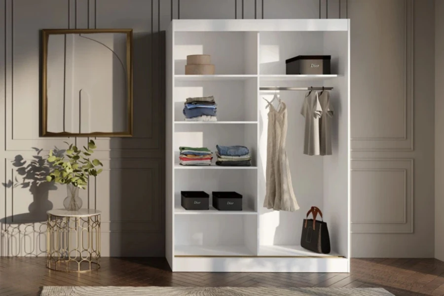 Offener weißer Kleiderschrank mit ordentlich sortierter Kleidung im Schlafzimmer.