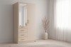 Moderner Kleiderschrank in Beige mit Spiegel in einem hellen Schlafzimmer-Ambiente.