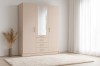 Moderner Dreitüriger Kleiderschrank in Beige mit Spiegel im Schlafzimmer mit hellem Teppich & Vorhang.