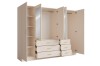 Offener beiger Kleiderschrank mit Inneneinteilung, Kleiderstangen und goldenen Griffen.