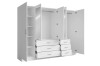 Offener weißer Kleiderschrank zeigt Inneneinteilung mit Regalböden und Kleiderstangen.
