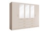 Eleganter beige Kleiderschrank mit Spiegeln und goldenen Griffen für das Schlafzimmer.