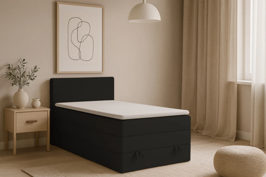 Stilvolles schwarzes Boxspringbett mit Stauraum in einem hell eingerichteten, modernen Schlafzimmer.
