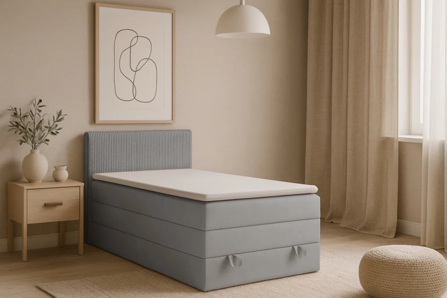 Hellblaues Boxspringbett mit geripptem Kopfteil und Bettkasten in einem modernen Schlafzimmer.