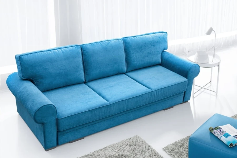Hellblaues 3-Sitzer Sofa im modernen Design für ein helles Wohnzimmer.