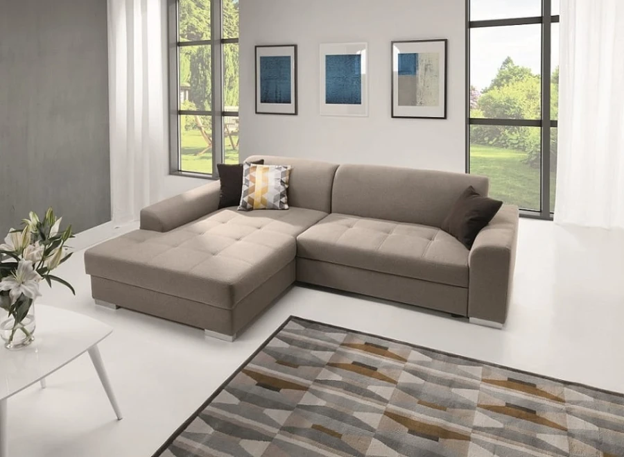Modernes beiges Ecksofa in hellem Wohnzimmer mit Teppich