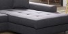 Detailansicht der gesteppten Sitzfläche eines grauen Stoffsofas.