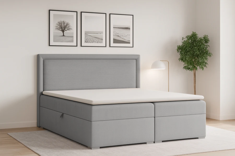 Hellgraues Boxspringbett mit gestreiftem Kopfteil in modernem Schlafzimmer-Ambiente.