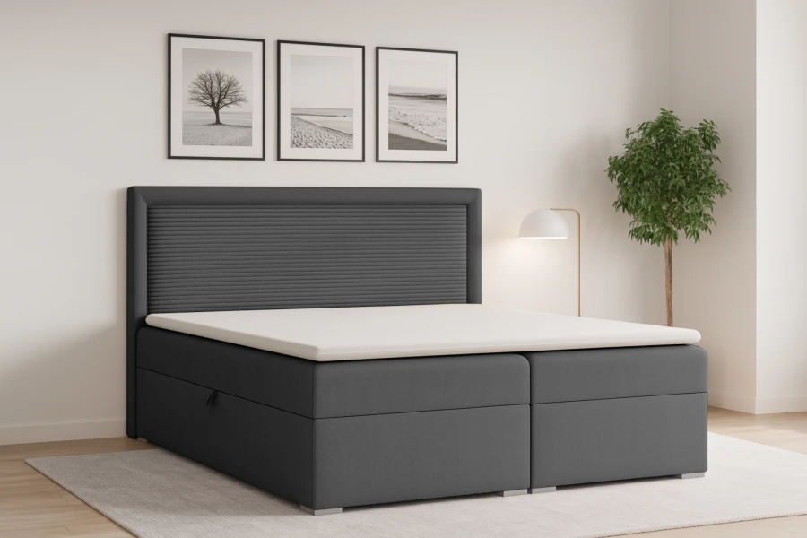 Modernes Boxspringbett in Grau in einem stilvoll eingerichteten Schlafzimmer.