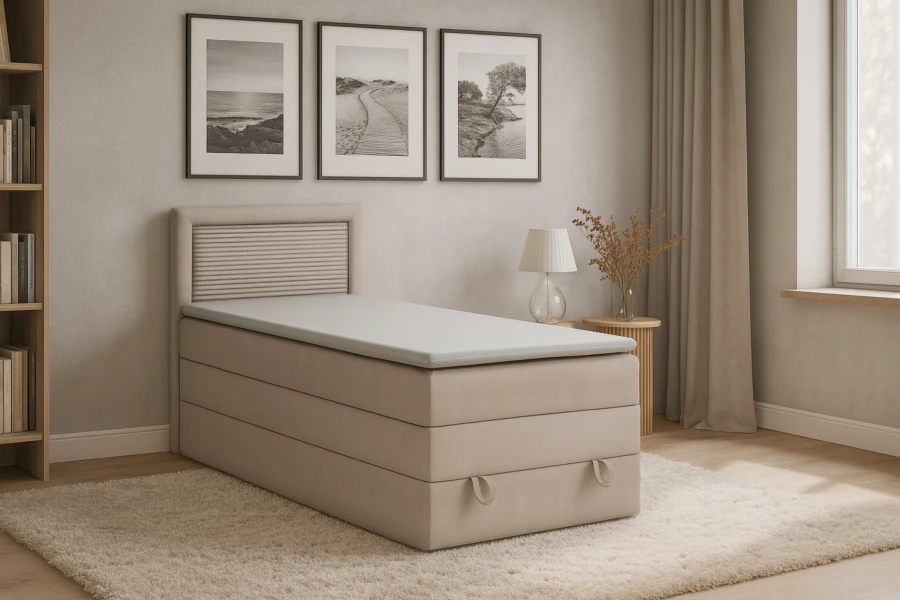 Beiges Boxspringbett im Schlafzimmer mit Wandbildern und Teppich.