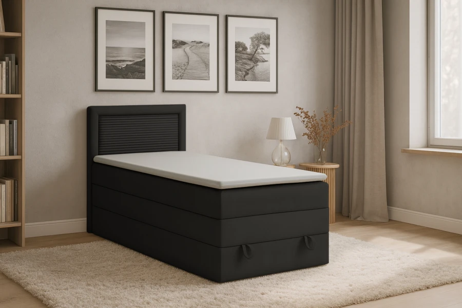 Gemütliches Schlafzimmer mit schwarzem Boxspringbett, hellem Teppich und Wandbildern im modernen Stil.