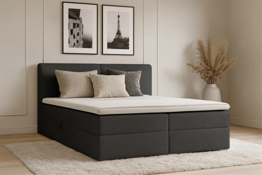 Elegantes schwarzes Boxspringbett im Schlafzimmer-Ambiente mit moderner Dekoration.