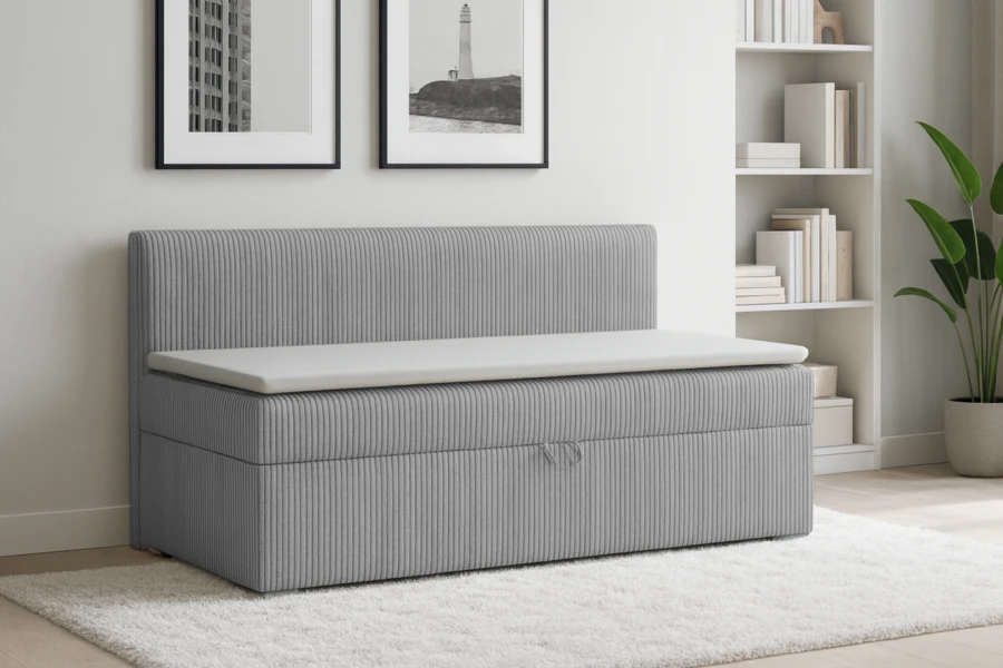 Hellgraues Mateo Kindersofa in Cord-Optik im hellen Wohnzimmer-Ambiente