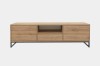 Modernes TV-Lowboard in Eiche-Optik mit schwarzen Metallfüßen und viel Stauraum.