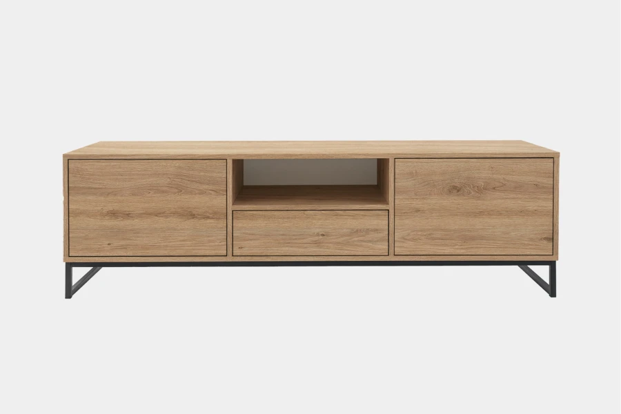 Modernes TV-Lowboard in Eiche-Optik mit schwarzen Metallfüßen und viel Stauraum.