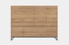 Breites Sideboard in Eichenoptik mit schwarzem Metallfuß für modernen Stauraum.