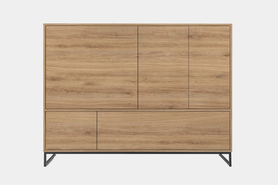 Breites Sideboard in Eichenoptik mit schwarzem Metallfuß für modernen Stauraum.