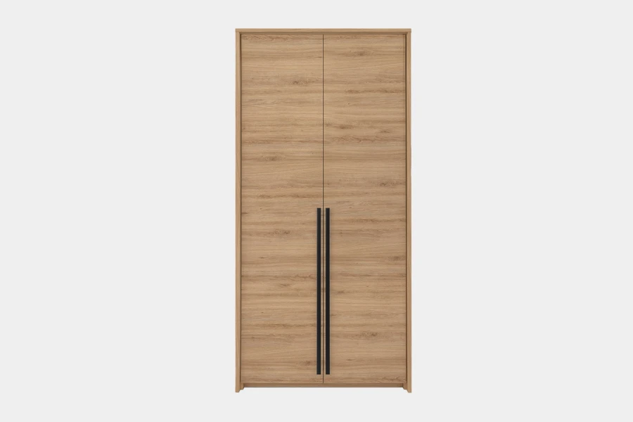 Hoher Kleiderschrank in Eichen-Dekor mit markanten schwarzen Griffstangen.