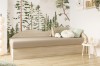Kinderzimmer Einrichtungsidee mit Bett in Holzoptik und dekorativer Wald-Tapete.