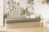 Kinderzimmer-Einrichtung mit Holzbett, Wald-Wandbild und weichen Plüschtieren.