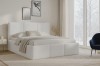 Modern eingerichtetes Schlafzimmer mit weißem Bouclé-Bett vor einem Panoramafenster im Winter