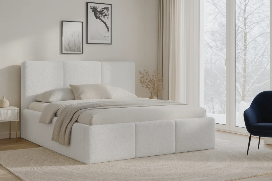 Modern eingerichtetes Schlafzimmer mit weißem Bouclé-Bett vor einem Panoramafenster im Winter