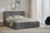 Modernes Schlafzimmer-Ambiente mit grauem Polsterbett, Teppich und Fensterfront.