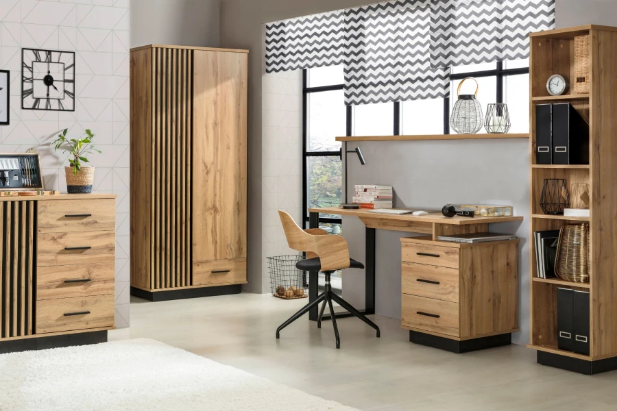 Büroausstattung aus Holz: Schreibtisch mit Schubladen, Sideboard und hohes Standregal im modernen Design.