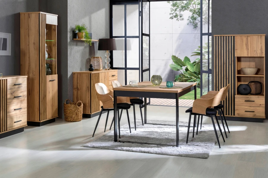 Modernes Esszimmer-Set der Lami Kollektion mit Holztisch, Stühlen und Sideboards in Eichenoptik.