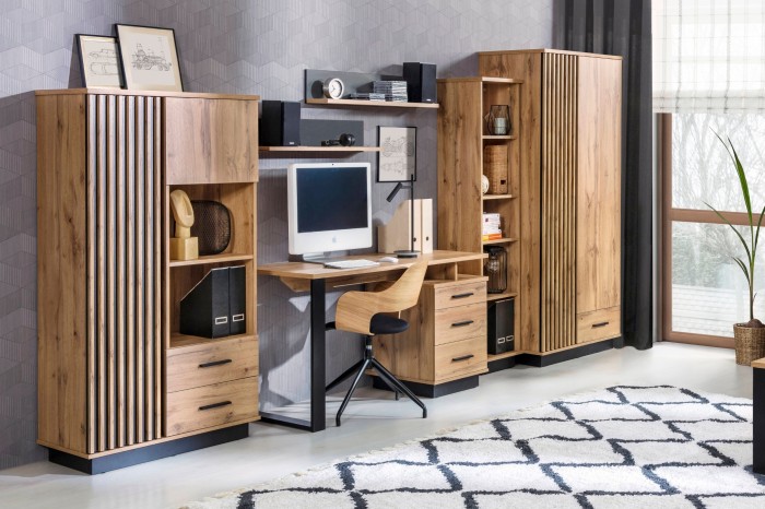 Modernes Heimbüro-Set in Eichenoptik mit Schreibtisch, Regalen und Schrank für das Arbeitszimmer.