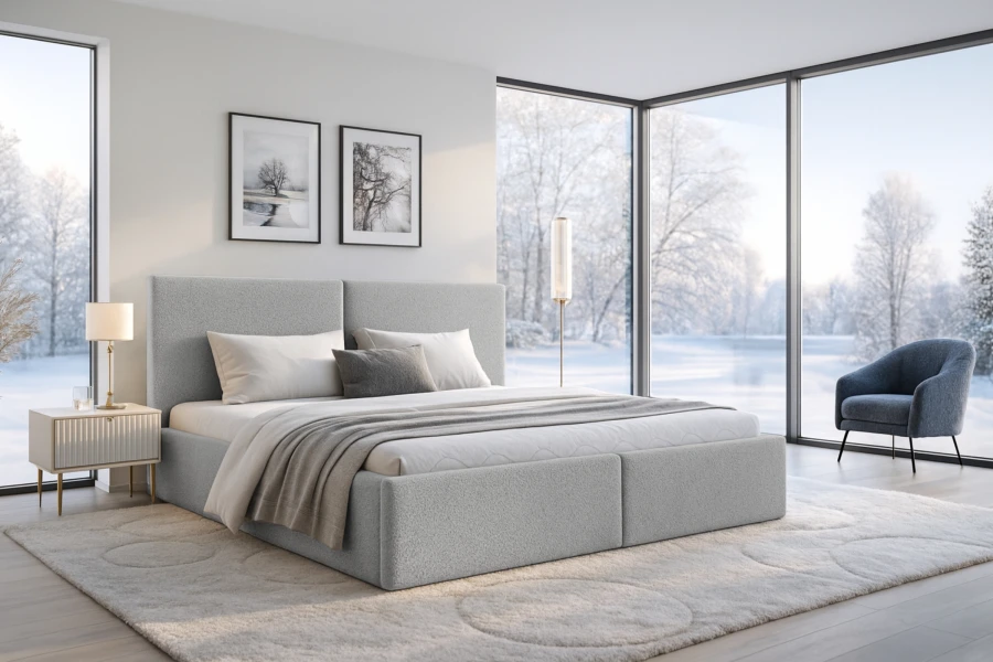 Modernes Schlafzimmer Design mit hellgrauem Bett und großem Fenster zur Winterlandschaft.