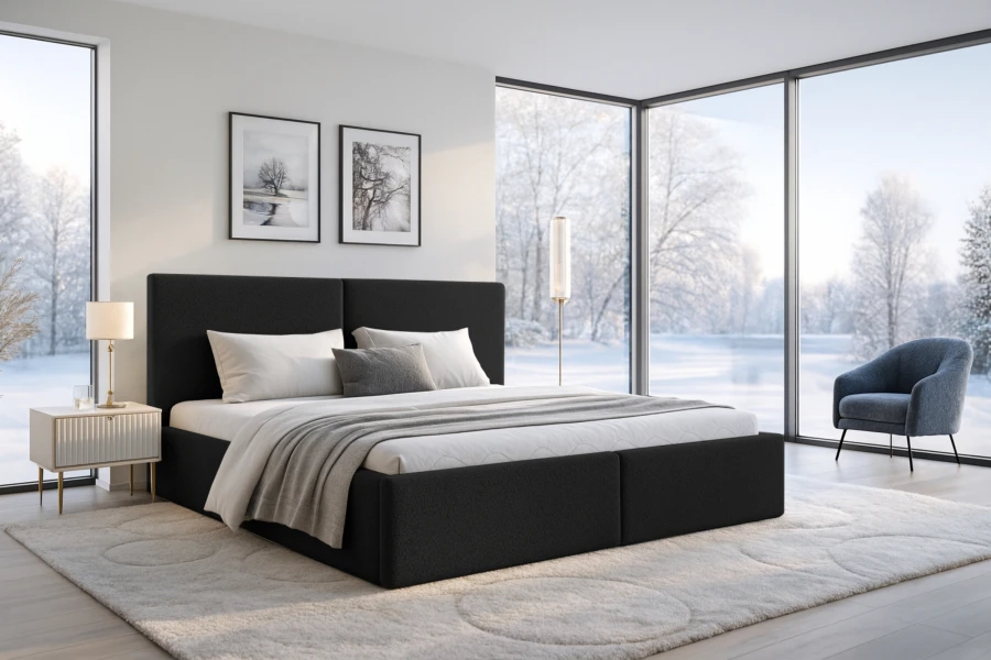 Schwarzes Polsterbett im luxuriösen Schlafzimmer mit Winterblick durch große Fenster