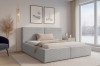 Stilvolles Schlafzimmer mit grauem Cordbett, goldener Stehlampe und Winterblick.