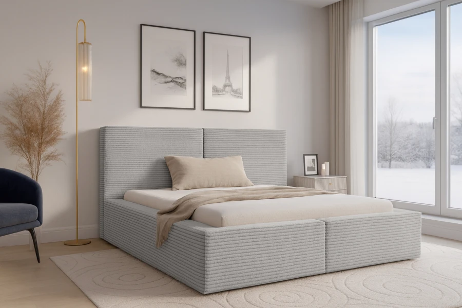 Stilvolles Schlafzimmer mit grauem Cordbett, goldener Stehlampe und Winterblick.