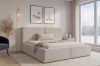 Helles Schlafzimmer-Interieur mit beigem Cordbett und winterlicher Fenster-Aussicht.
