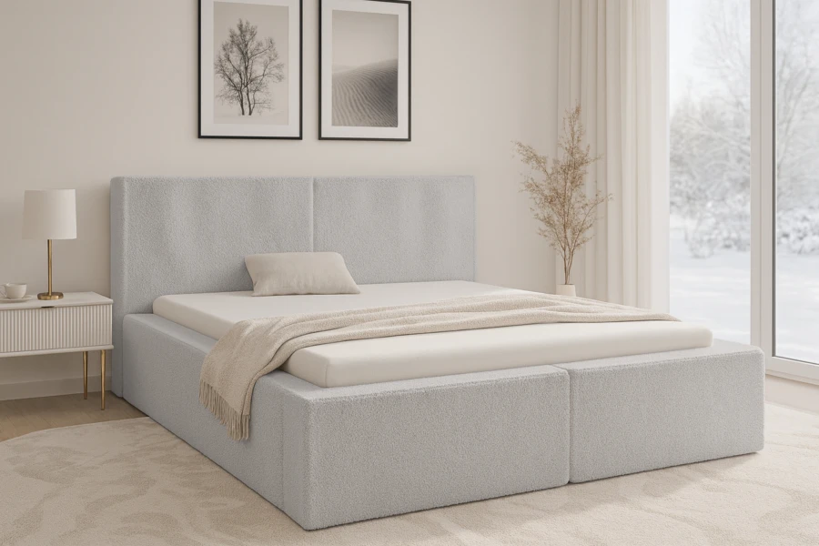 Modernes hellgraues Polsterbett in einem hellen Schlafzimmer mit gemütlicher Atmosphäre.