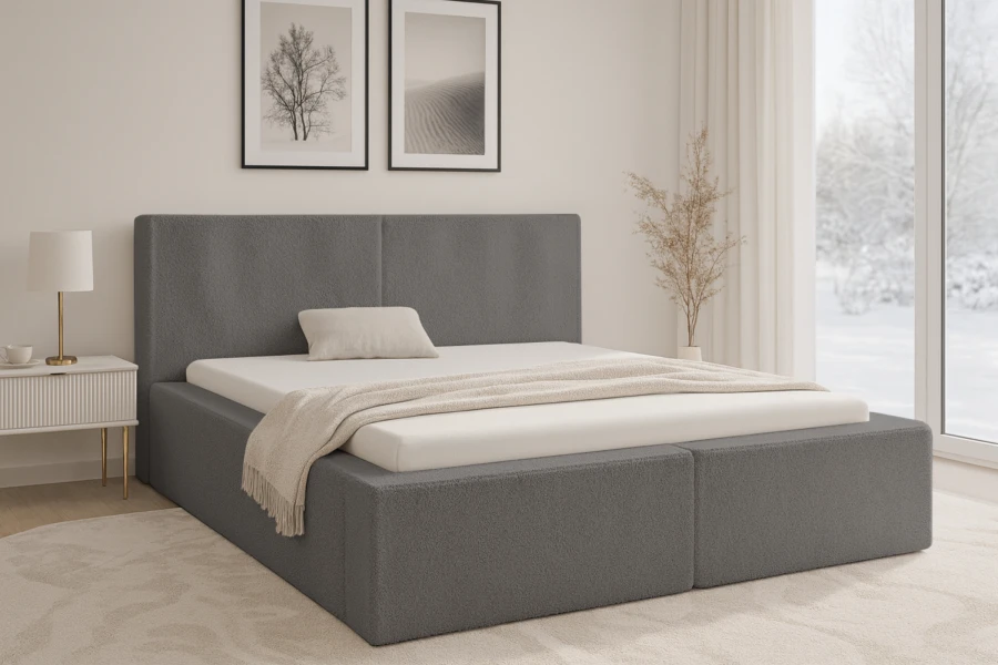 Anthrazitfarbenes Polsterbett im Schlafzimmer mit winterlicher Aussicht.
